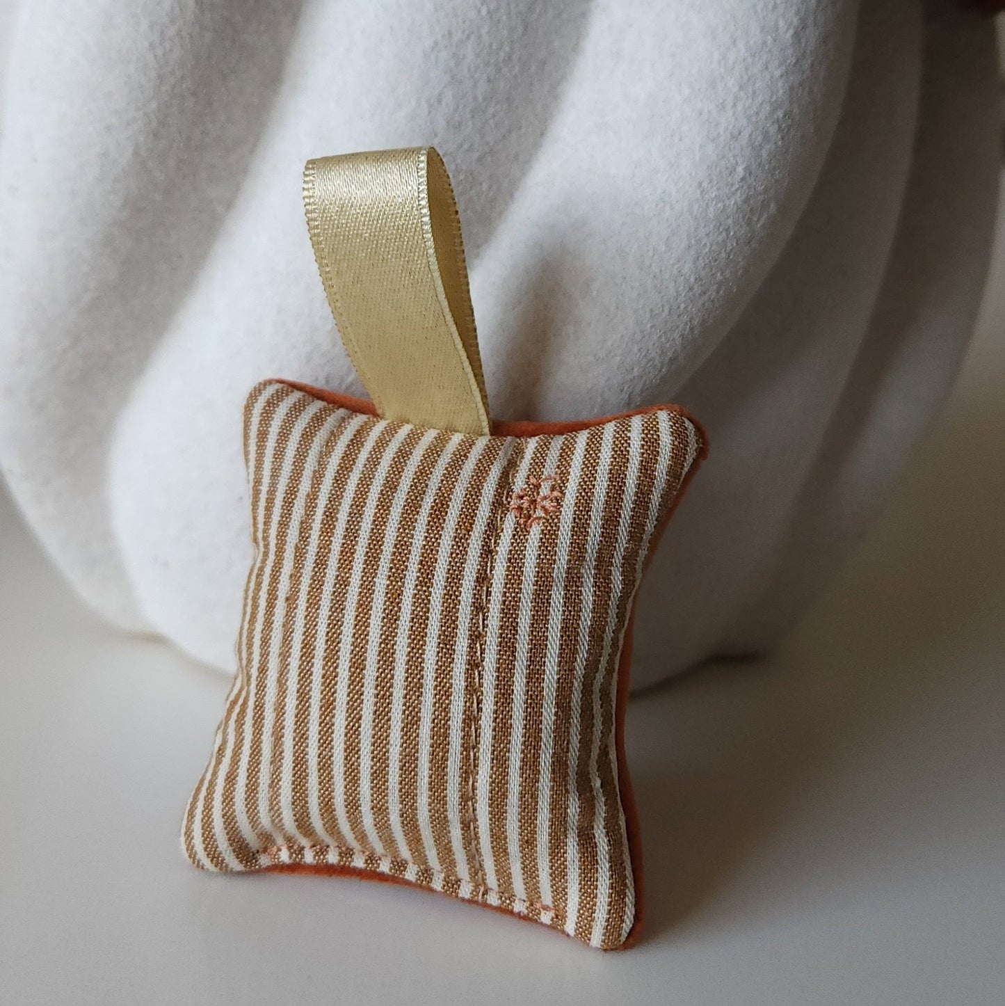 Mini Coussin décoratif Paris - Rayures miel Chez Marlène