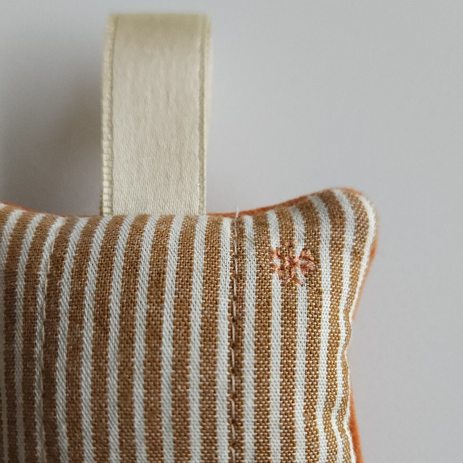 Mini Coussin décoratif Paris - Rayures miel Chez Marlène